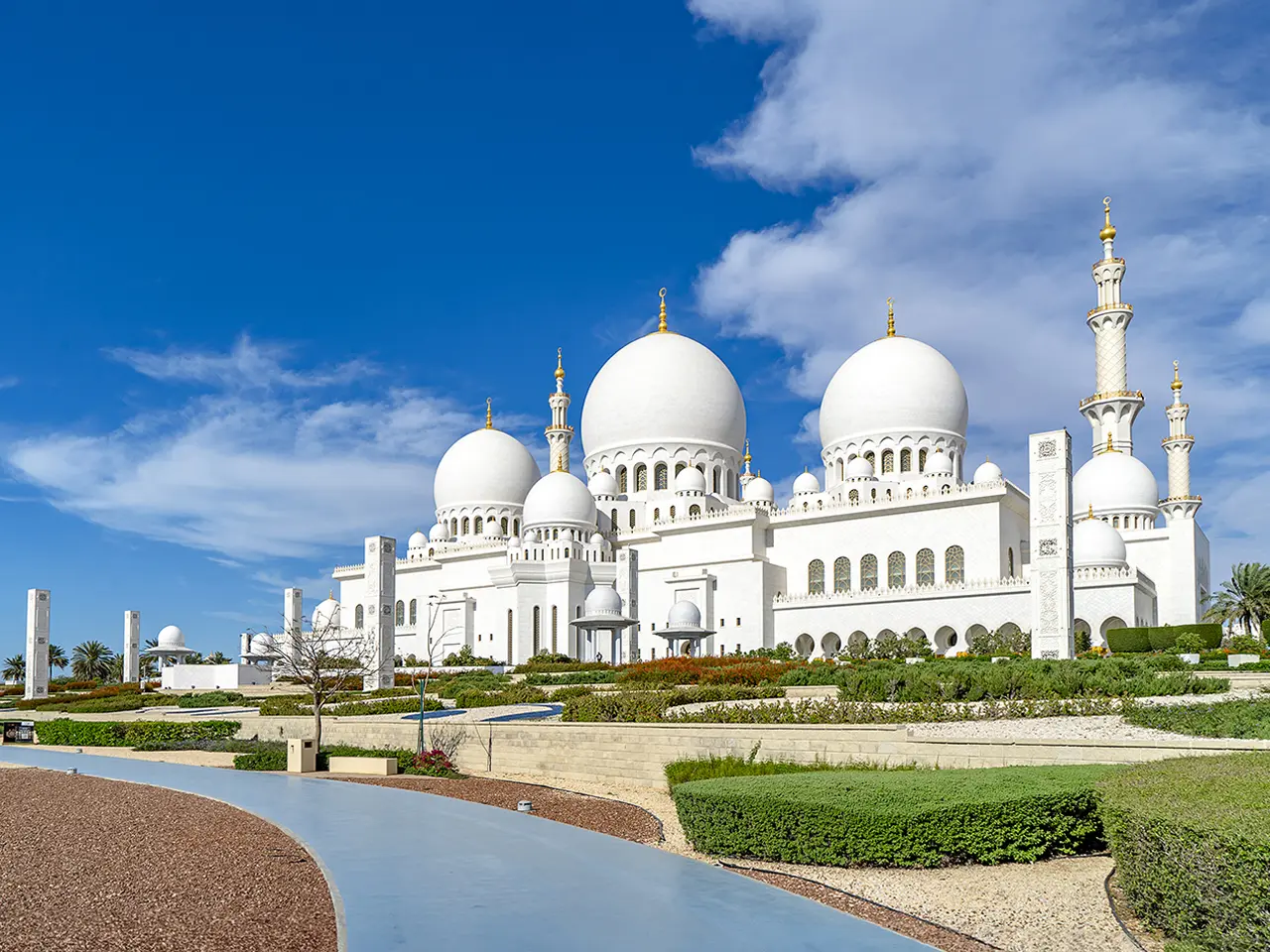 Inside Sheikh Zayed Mosque Walking Tour in Abu Dhabi